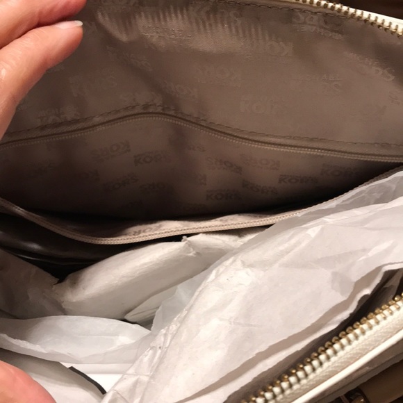 (Bundle) Micheal Kors Purse (Authenticated) - Picture 3 of 3